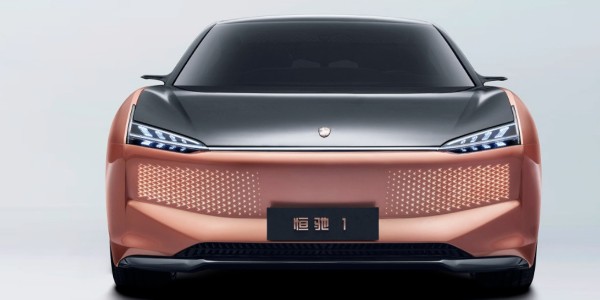 恒大首款純電動車 “恒馳 1”實車、內飾曝光，許家印試乘