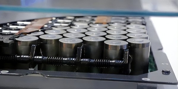 億緯鋰能第33工廠正式投產，首顆圓柱電池下線